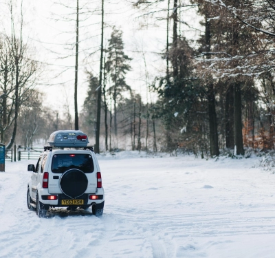 Zimowa podróż autem – jak przewieźć sprzęt narciarski?